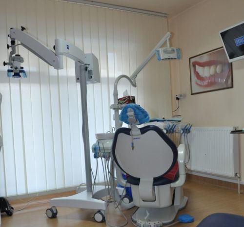 Medic Dentist Dr. Dorin Chilintan tratamente dentare sub microscop poza 3