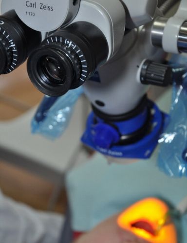 Medic Dentist Dr. Dorin Chilintan tratamente dentare sub microscop poza 1