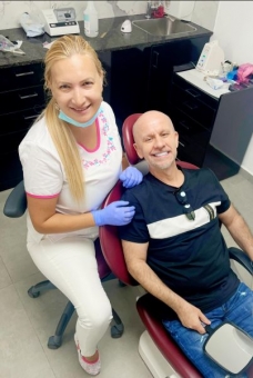 Imagine Coroane din zirconiu pe implanturi dentare Dental Blue