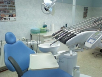 Imagine caut medic chirurg si ortodont