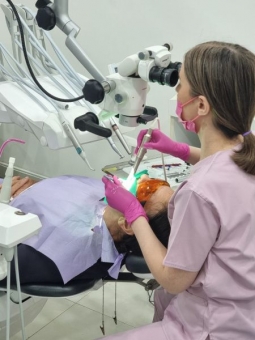 Imagine Tratament de canal la microscop - Dantura Clinic